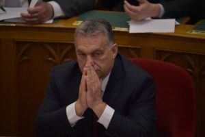 Rendkívüli: Megzavarták Orbán Viktor beszédét, Kövér azonnal tombolni kezdett